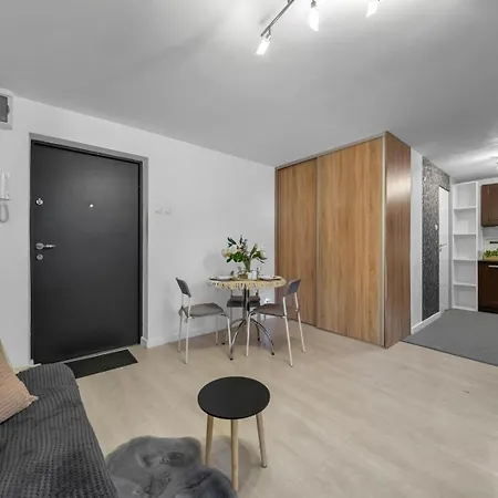 Ochota - Park, Bus&trains Nearby - By Rentujemy Апартаменты