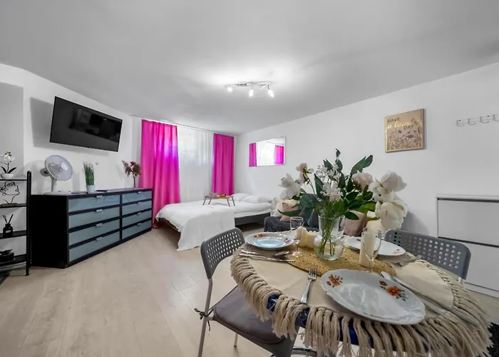 아파트 Ochota - Park, Bus&trains Nearby - By Rentujemy