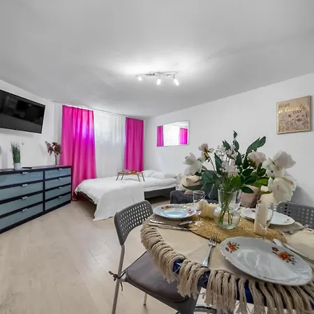 Appartement Ochota - Park, Bus&trains Nearby - By Rentujemy